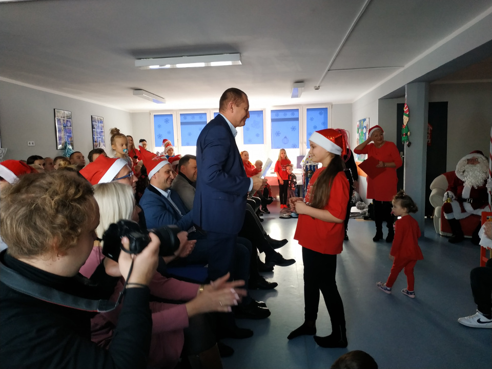 Mikołaj z prezentami u podopiecznych ośrodka "Szansa" w Opolu [fot. Anna Kurc]