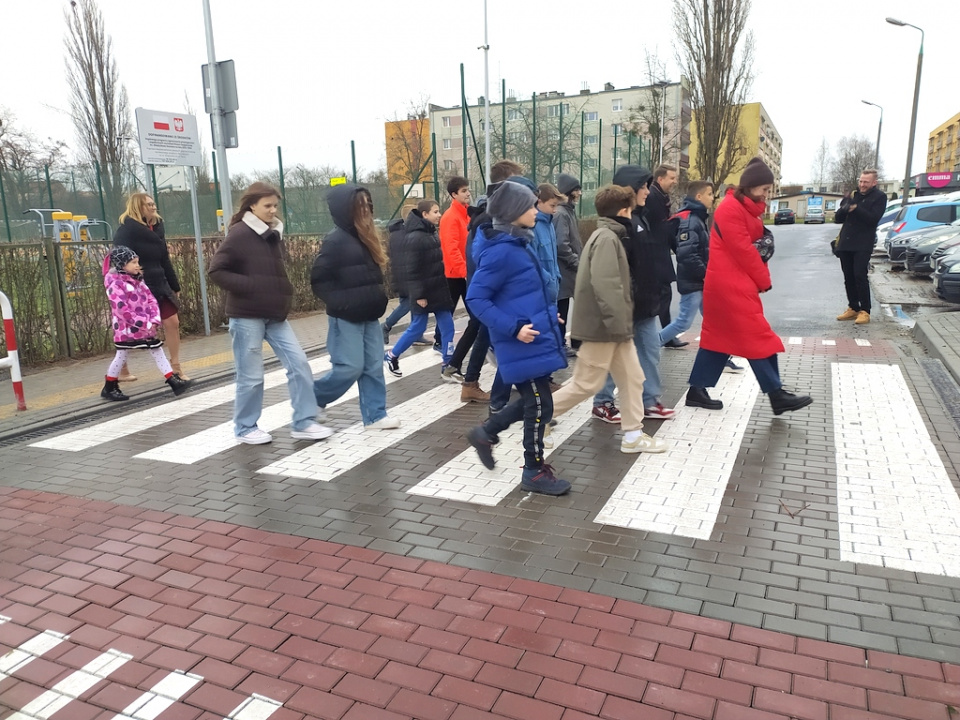 Nowe, wyniesione przejście dla pieszych na ulicy Gospodarczej w Opolu [fot. Witold Wośtak]