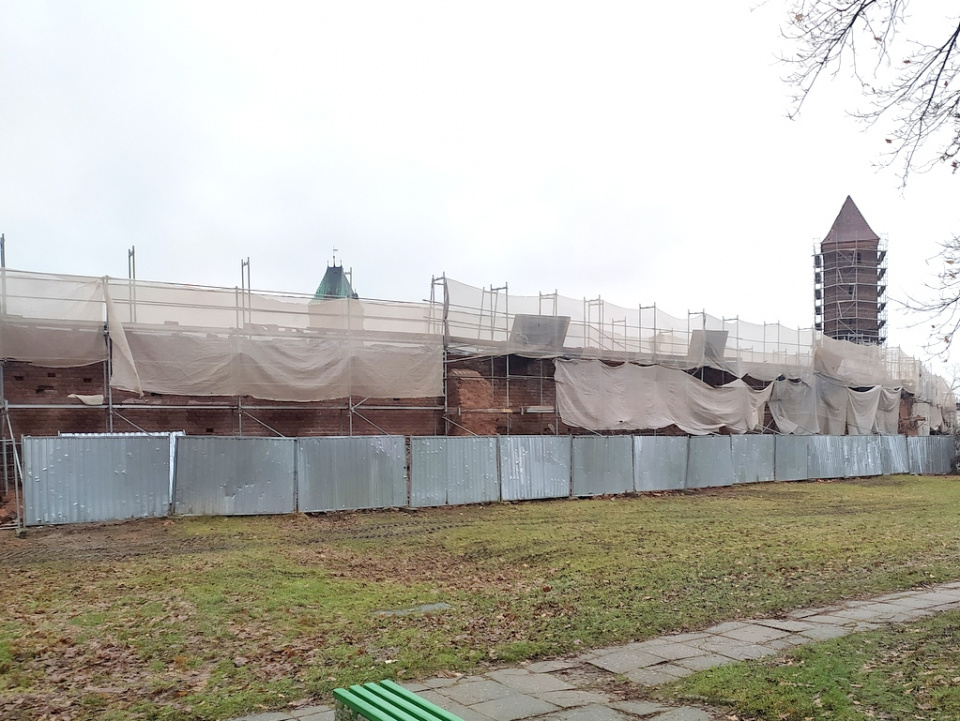 Renowacja murów średniowiecznych w Byczynie, 20.12.2023 [fot. Witold Wośtak]
