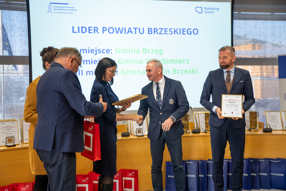Nagrody w ramach Rankingu Gmin Województwa Opolskiego zostały wręczone [fot. Adam Dubiński]