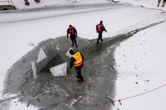 Skoro jest zima to czas na ćwiczenia na lodzie. Opolscy strażacy trenują na zamarzniętych akwenach