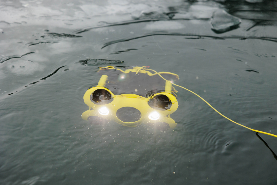 Szkolenie obsługi drona podwodnego na kamionce Piast [fot. Sławomir Mielnik]