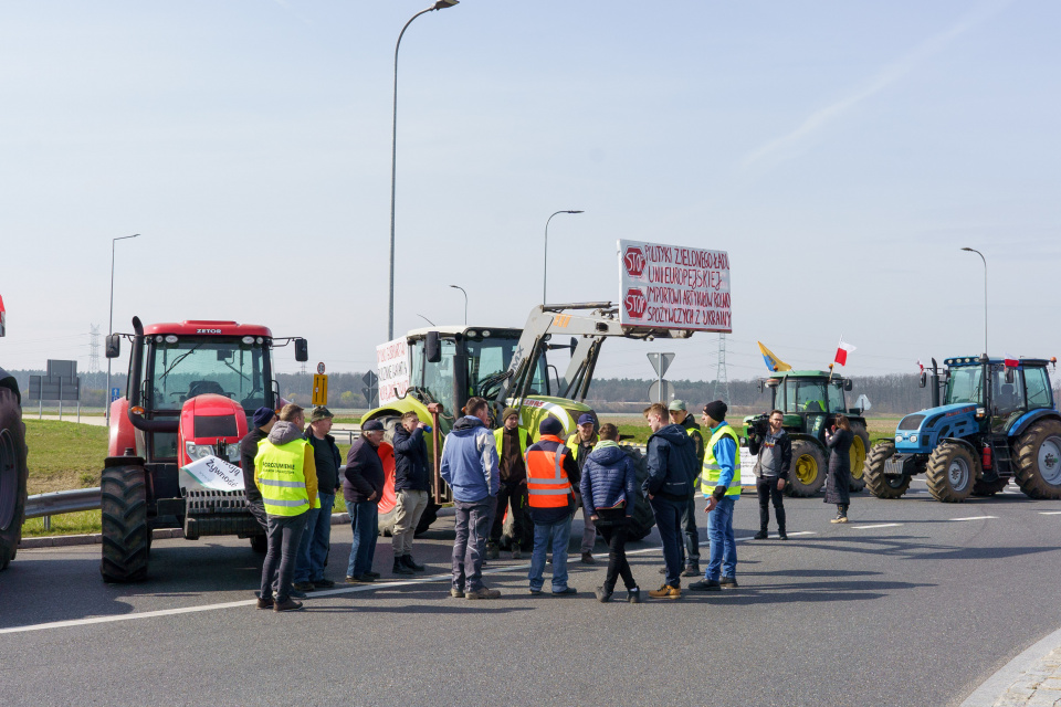 Protest rolników przed wjazdem na autostradę A4 [fot. Jarosław Madzia]