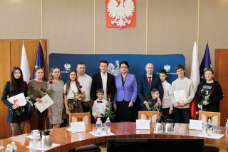 Uroczyste nadanie 11 obywatelstw polskich dla osób z Ukrainy i Białorusi. Wręczała Wojewoda Opolski Monika Jurek [fot. Sławomir Mielnik]
