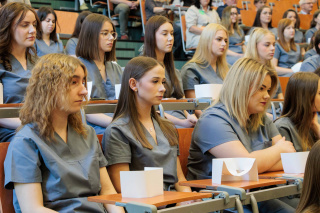 Czepkowanie na Wydziale Nauk o Zdrowiu na Uniwersytecie Opolskim. [fot. Sławomir Mielnik]