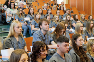 Czepkowanie na Wydziale Nauk o Zdrowiu na Uniwersytecie Opolskim. [fot. Sławomir Mielnik]