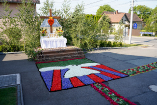 Ołtarze na Boże Ciało w Zalesiu Śląskim [fot. Adam Dubiński]