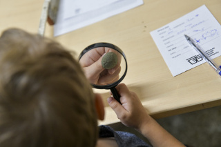 Wakacyjne warsztaty archeologiczne „Zanurz ręce w historii” - to propozycja Centralnego Muzeum Jeńców Wojennych [fot. S. Dubiel]