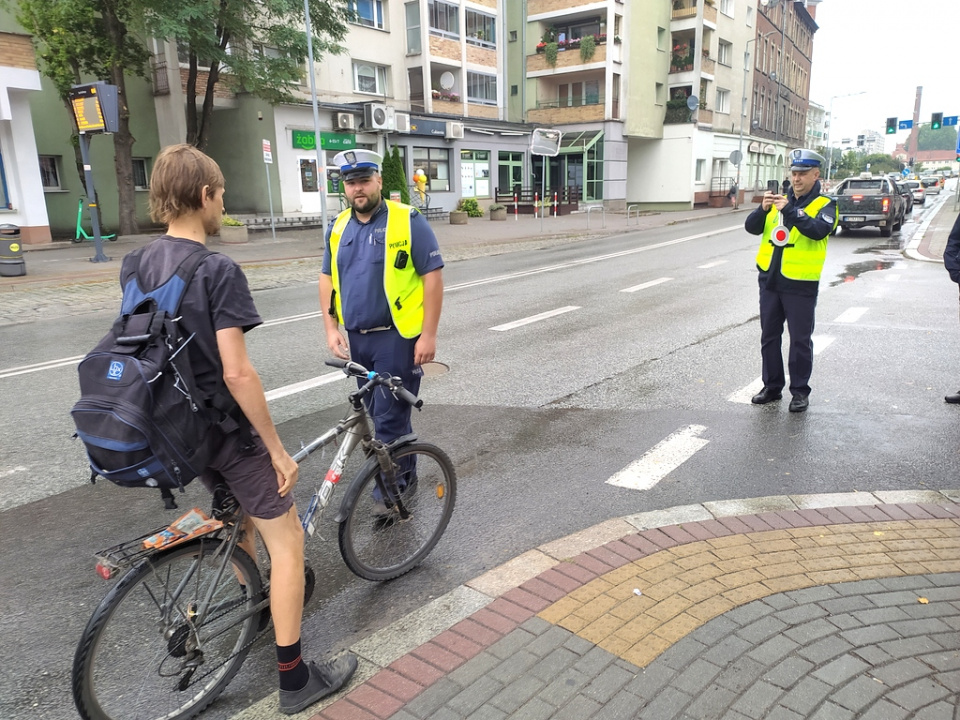 Akcja policji i WORD "Bezpieczny rowerzysta" na ul. Spychalskiego w Opolu [fot. Witold Wośtak]