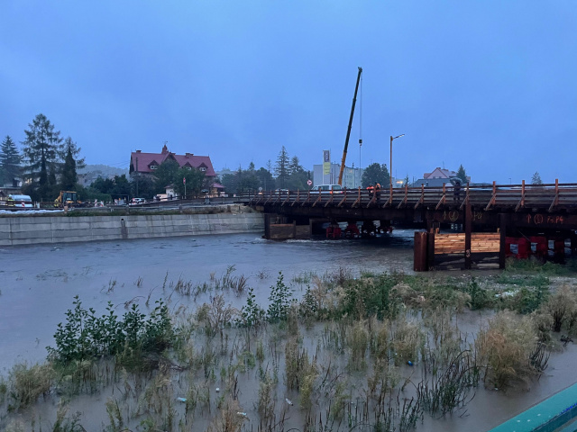 Wody przybywa. Najtrudniejsza sytuacja w Głuchołazach [AKTUALIZACJA, ZDJĘCIA]