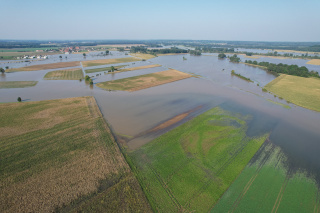 Wzmacnianie wałów w Brzezinach [fot. Marcin Boczek]