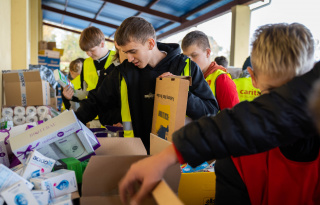 Caritas Diecezji Opolskiej wraz z młodzieżą przygotowuje paczki dla powodzian [fot. Marcin Skomudek]