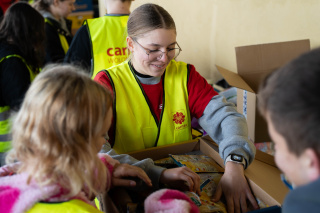 Caritas Diecezji Opolskiej wraz z młodzieżą przygotowuje paczki dla powodzian [fot. Marcin Skomudek]