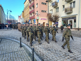 Prudnicki rynek. Uroczysta przysięga żołnierzy 13. Śląskiej Brygady Obrony Terytorialnej [fot. Jan Poniatyszyn]