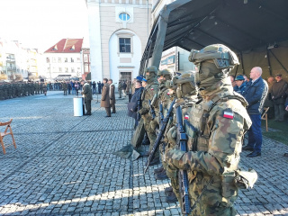 Prudnicki rynek. Uroczysta przysięga żołnierzy 13. Śląskiej Brygady Obrony Terytorialnej [fot. Jan Poniatyszyn]