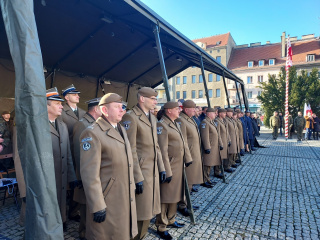 Prudnicki rynek. Uroczysta przysięga żołnierzy 13. Śląskiej Brygady Obrony Terytorialnej [fot. Jan Poniatyszyn]