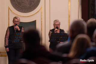 Pomaganie przez kolędowanie. W Brzegu śpiewano dla dzieci z rodzinnego domu dziecka w Lewinie Brzeskim [fot. Jędrzej Łuczak]