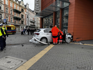 Zderzenie dwóch samochodów obok Centrum Przesiadkowego Opole Główne [fot. Mario]