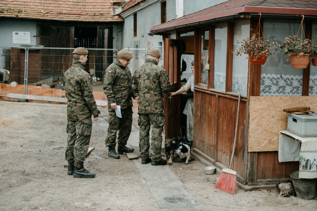 Terytorialsi pukają do drzwi powodzian. Ruszyła akcja Bezpieczna zima [FILM]