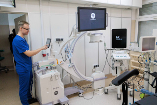 Nowy stół operacyjny z ramieniem C do zabiegów urologicznych zaprezentowano w USK w Opolu [fot. Sławomir Mielnik]