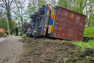 Wywrócona ciężarówka na ul. Parkowej w Strzelcach Opolskich [fot. KPP Strzelce Opolskie]