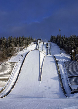 Skocznie Lysgårdsbakken w Lillehammer zimą [Autorstwa Tokle - Praca własna, Domena publiczna, https://commons.wikimedia.org/w/index.php?curid=495427]