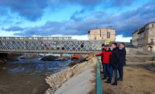 Rzeka Biała Głuchołaska w Głuchołazach. W tle most tymczasowy [fot. Jan Poniatyszyn]