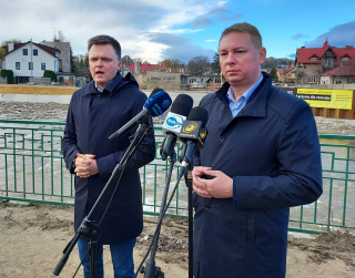 Konferencja prasowa Szymona Hołowni nad Białą Głuchołaską [fot. Jan Poniatyszyn]