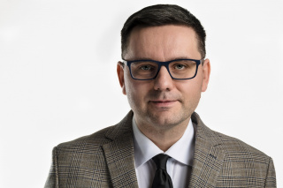 Radosław Balwierz, adiunkt na Wydziale Chemii i Farmacji UO, pomysłodawca cyklu [fot. organizator]