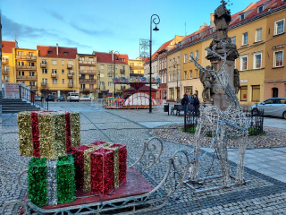 Prudnicki rynek. Zakończono przygotowania do przedświątecznego Jarmarku Bożonarodzeniowego [fot. Jan Poniatyszyn]