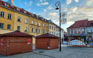 Prudnicki rynek. Zakończono przygotowania do przedświątecznego Jarmarku Bożonarodzeniowego [fot. Jan Poniatyszyn]