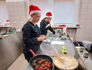 Konkursu kulinarny - „Świąteczne smaki” z Karolem Okrasą. Zespół Szkół Rolniczych w Prudniku [fot. Jan Poniatyszyn]