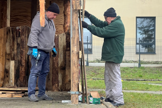 Budowa szopki w Opolu-Szczepanowicach [fot. Daniel Klimczak]