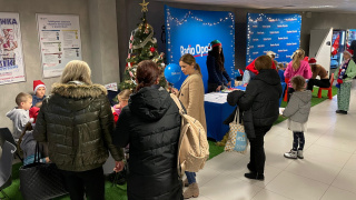 Emocje nie tylko na parkiecie. Stegu Arenę odwiedził Święty Mikołaj i elfy z Radia Opole [fot. Adam Dubiński]