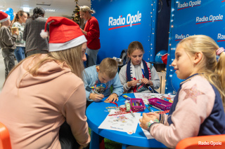 Stegu Arenę odwiedził Święty Mikołaj i elfy z Radia Opole [fot. Adam Dubiński]