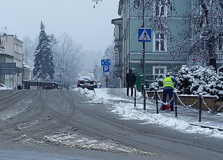 Głuchołazy. Pierwsze w grudniu większe opady śniegu [fot. Jan Poniatyszyn]