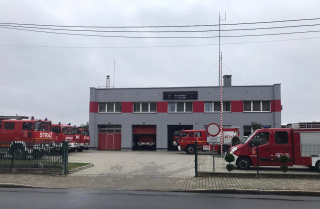 Remiza w Głogówku. Wozy strażackie jednostek straży pożarnej z terenu gminy [fot. OSP Głogówek]