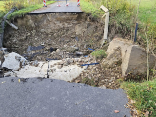 Zniszczony przez powódź most na drodze powiatowej Piechocice – Grabina [fot. słuchacz Radia Opole]