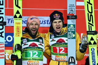 Pius Paschke i Andreas Wellinger [fot. PAP/EPA/Anna Szilagyi]