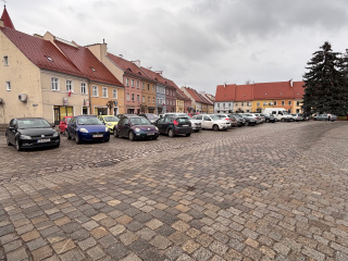 Rynek w Lewinie Brzeskim [fot. Jakub Biel]