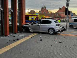 Zderzenie dwóch samochodów obok Centrum Przesiadkowego Opole Główne [fot. Mario]