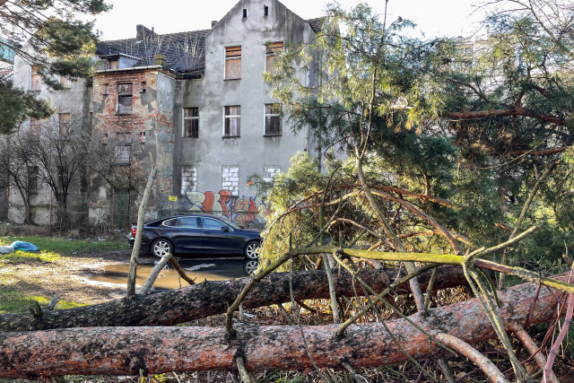 Niebezpieczny pustostan przy ul. Bonczyka w Opolu. Szczegóły w programie Interwencja