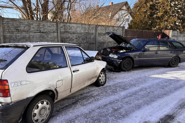 Wypadek w Karłowicach w powiecie opolskim. Dwie osoby zakleszczone w samochodzie