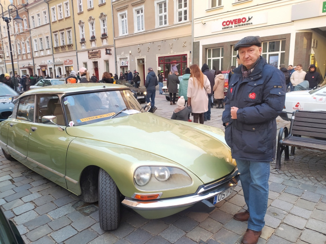 Perełki motoryzacji zaparkowały na Rynku w Opolu. To część 32. Finału WOŚP [ZDJĘCIA]