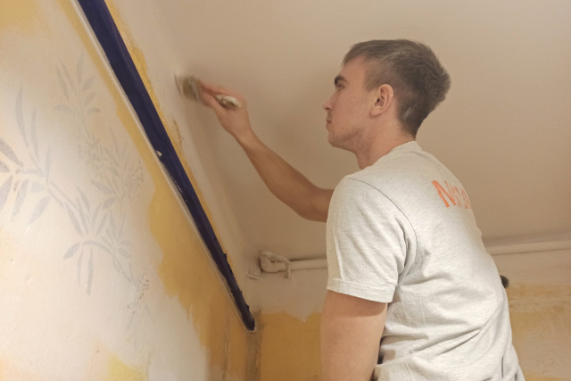Uczniowie kozielskiej budowlanki wykonują drobne remonty w mieszkaniach seniorów