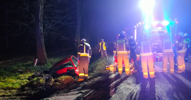Wypadek na DK45 w Lasowicach Wielkich. Osobówka wypadła z drogi