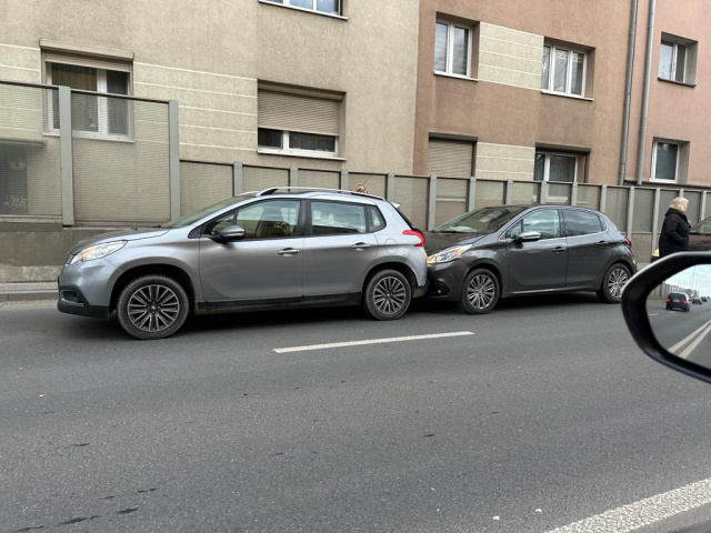 Poranna kolizja dwóch aut osobowych w Opolu