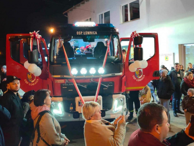 Druhny i druhowie z Łomnicy mają nowy wóz strażacki. Było uroczyste powitanie