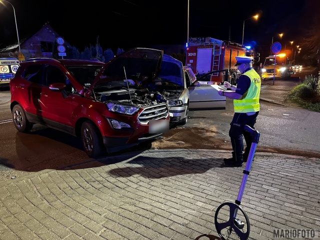 Zderzenie dwóch aut na ul. Dworskiej w Opolu. Jedna osoba przewieziona do szpitala