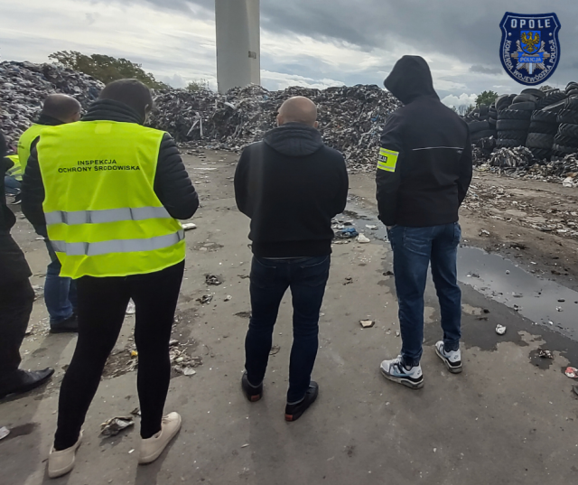 Nielegalne składowisko odpadów w Krapkowicach. Policja zatrzymała dwie osoby